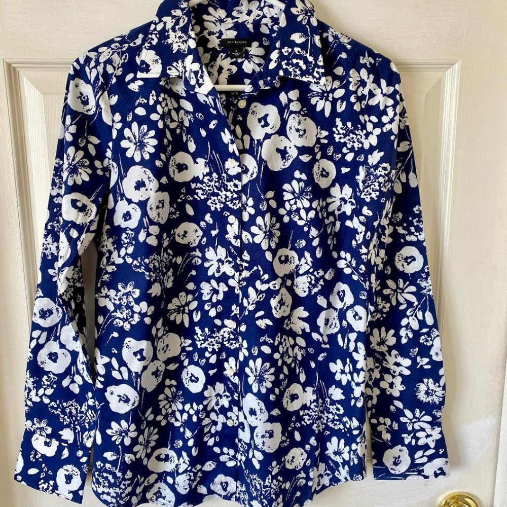 Ann Taylor Blue & White Flower Long Sleeve Button-Down Shirt Size 4